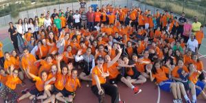 Kıbrıslı gençler birlikte oynadı