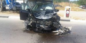 Arkadaşından izinsiz aldığı arabayla kaza yaptı