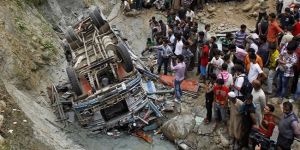 Otobüs uçuruma yuvarlandı: 22 ölü