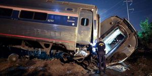 Tren raydan çıktı, 6 ölü