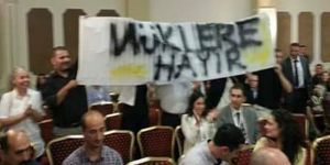 Çalıştayda “nükleere hayır” pankartı