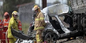 Tren otomobile çarptı: 5 ölü, 3 yaralı