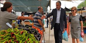 Akıncı çifti açık pazarı ziyaret etti