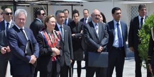 Müzakereciler görüşüyor