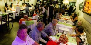 Yemek eşliğinde canlı müzik