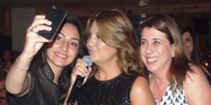 Havuz başında Sibel Can coşkusu