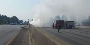 Küçük uçak otoyola düştü