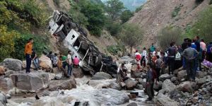 Turistleri taşıyan otobüs dereye yuvarlandı