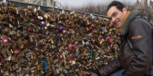 Aşk kilitlerinin sahiplerini arıyor