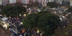 Binlerce kişi kadın cinayetlerine karşı sokakta