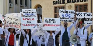 Beyaz önlüklerle tüzük protesto edildi