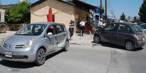 ‘Sağa dönülmez’ tabelasına uymadı kaza yaptı