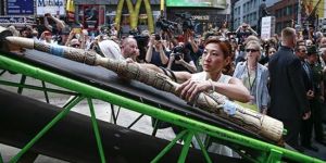 Times Meydanında 1 ton fil dişi imha edildi