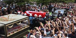 Süleyman Demirel toprağa verildi