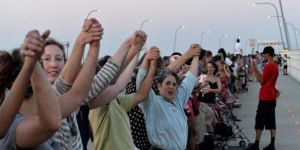 Binlerce kişi kilise saldırısını protesto etti