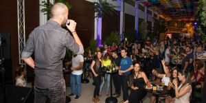 Rengarenk şemsiyeler altında eğlence