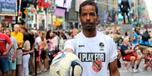 Evsizler için oynadılar