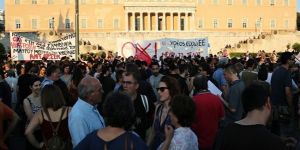 Atinada kurtarma paketine karşı gösteri