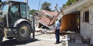 2 kaçak büfenin yıkımına başlandı