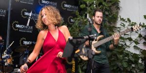 ‘Öldüren Şampanya’ şemsiyeler altında