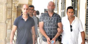 Satırla anne babasının üzerine yürüdü!