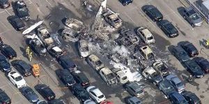 İngilterede otomobil pazarına uçak düştü