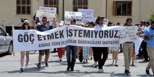 Öğrenciler yeni tüzüğü protesto etti