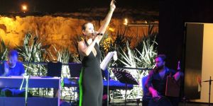 Zuhal  Olcay ve Dünyanın Yerel Müziği hayran bıraktı