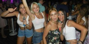 Şarkılar hep bir ağızdan