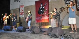 Barış şarkıları ile bağımsız, askersiz Kıbrıs düşleri