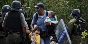 Binlerce göçmen güvenlik bariyerlerini aştı