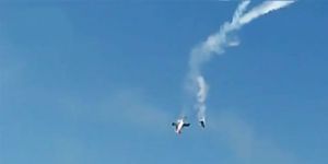 Gösteri uçakları çarpıştı: 1 ölü