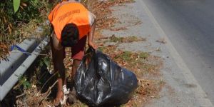 Girne’de anayollarda ot temizliği yapılıyor