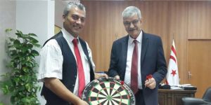 Darts tahtası hediye edildi