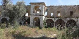 Tarihi manastır yıkılıyor