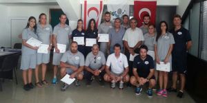 Badmintona 15 hakem 7 antrenör