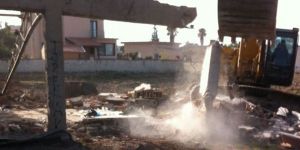 Dere yatağına inşaa edilen bina yıkıldı