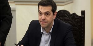 Tsipras yemin ederek göreve başladı