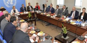 AKEL ve DİSİ merkez partilere cephe açtı