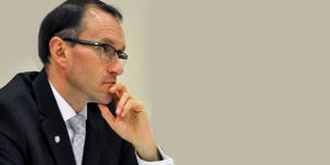 “Eide yollara düştü para arıyor”