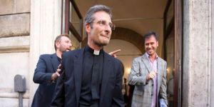 Eşcinselim dedi, Vatikandan kovuldu