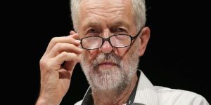 Kraliçe’nin önünde diz çökmeyecek, elini öpmeyecek