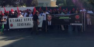 Memur meclis önünde