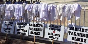 Hekimler meclise beyaz önlük bıraktı