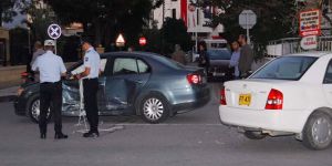 İki araç çarpıştı, maddi hasar meydana geldi