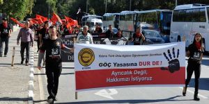 Öğretmenler Göç Yasasına karşı meclis önünde
