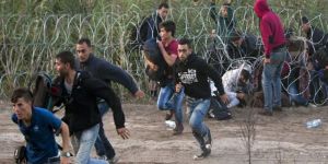 Eşcinsel çift evlerini 24 mülteciye açtı! 