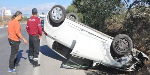 Ağaca çarptı, tavanı üzerinde ters durdu