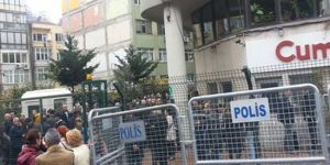 Cumhuriyet Gazetesi önünde Can Dündar ve Erdem Güle destek