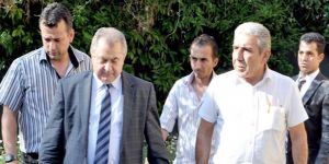 Küçük istifasını sunuyor